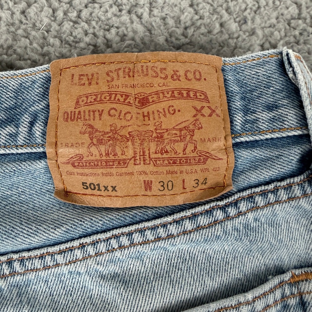 Levi's 501 Jeans Mens 30x34 Blue Straight Leg Button Fly Distressed Light Wash - Picture 11 of 12